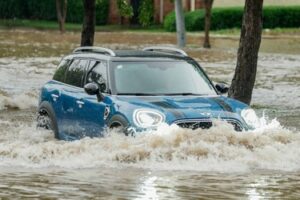 Read more about the article 泡水車理賠怎麼辦？颱風季前你該知道的車險知識